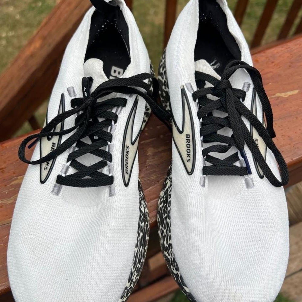 Brooks Womens 9 Levitate Stealthfit 6 White Black Leopard Animal Print Sneakers